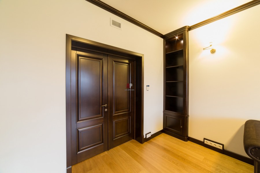 Встроенный шкаф с потолочным плинтусом