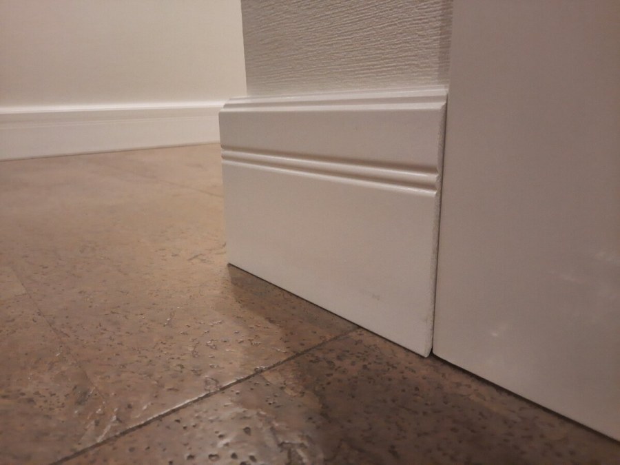 Примыкание плинтуса к наличнику