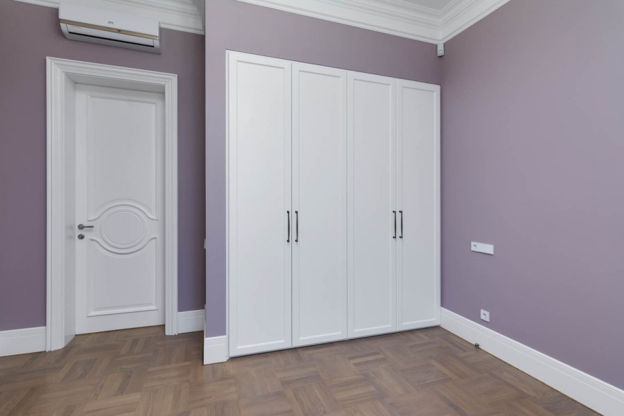 Плинтус под шкафом