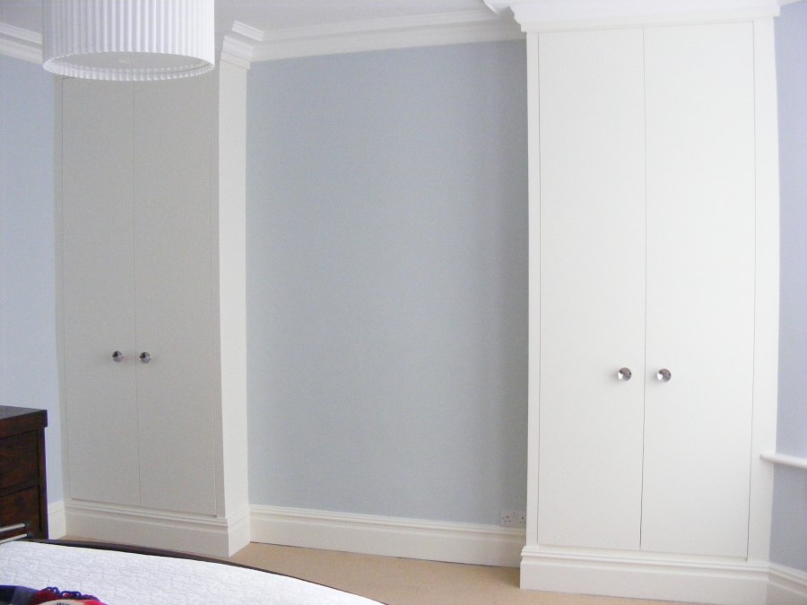 Встраиваемый шкаф и плинтус