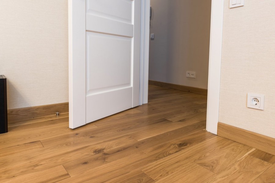 Стык плитки и ламината в дверном проеме