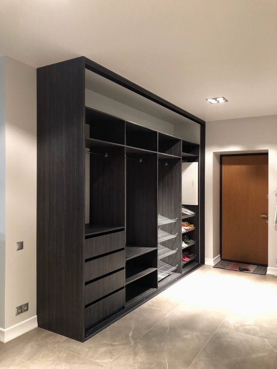 Встраиваемый шкаф и плинтус