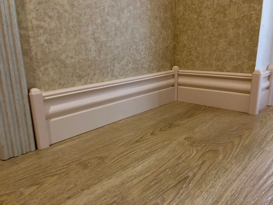 Плинтус под наличник двери