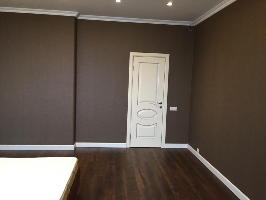 Новый плинтус поверх старого