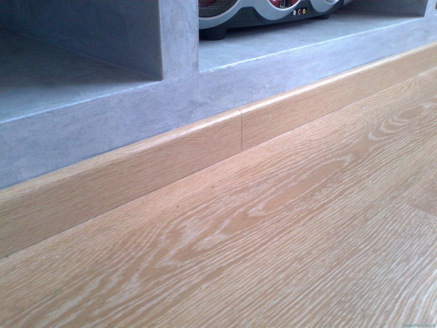 Стык плинтуса и шкафа