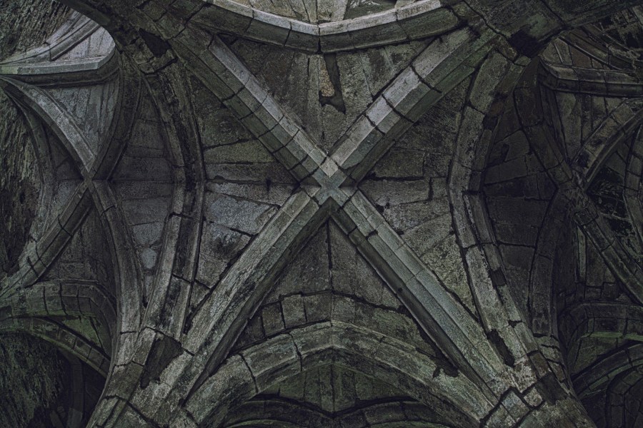 Готическая стена