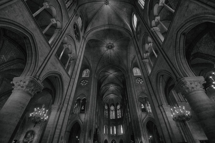 Готический собор Парижской Богоматери внутри