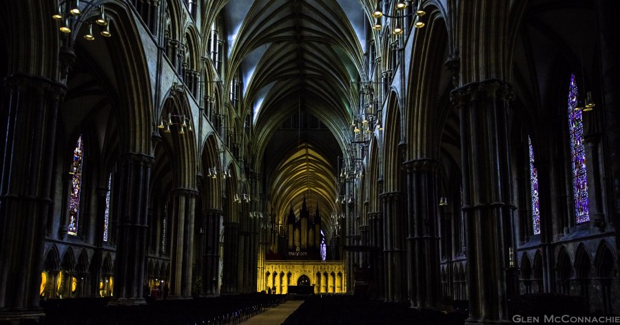 Готический собор интерьер полутьма