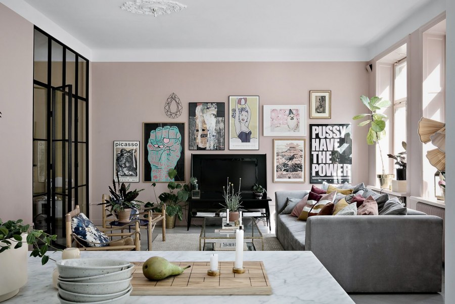 Серо розовая гостиная в скандинавском стиле
