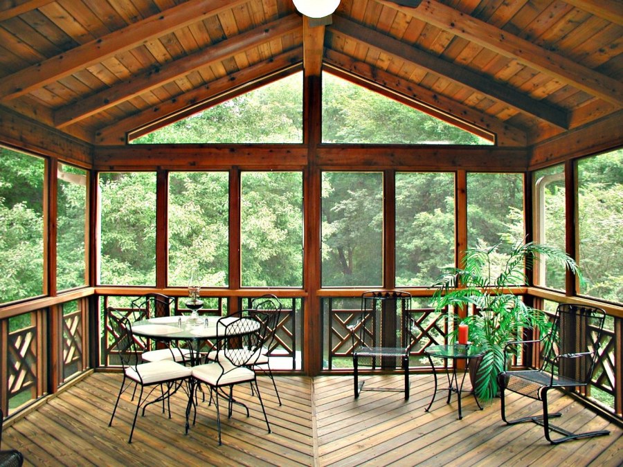 Веранда с деревом внутри