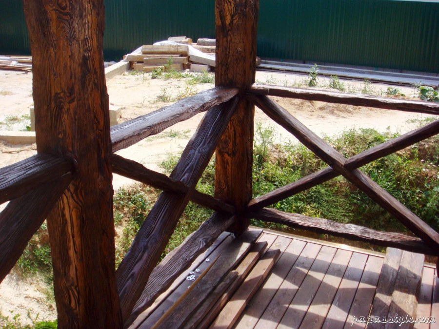 Веранда из круглых деревянных столбов