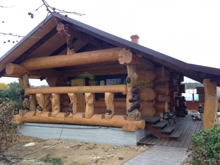 Беседка из бревна ручной рубки