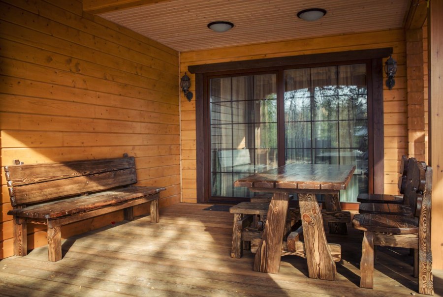 Деревянная мебель на веранду