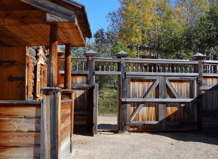 Ворота в Старорусском стиле