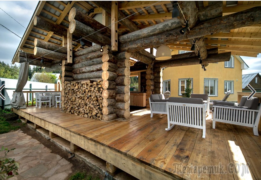 Бревенчатый дом с террасой