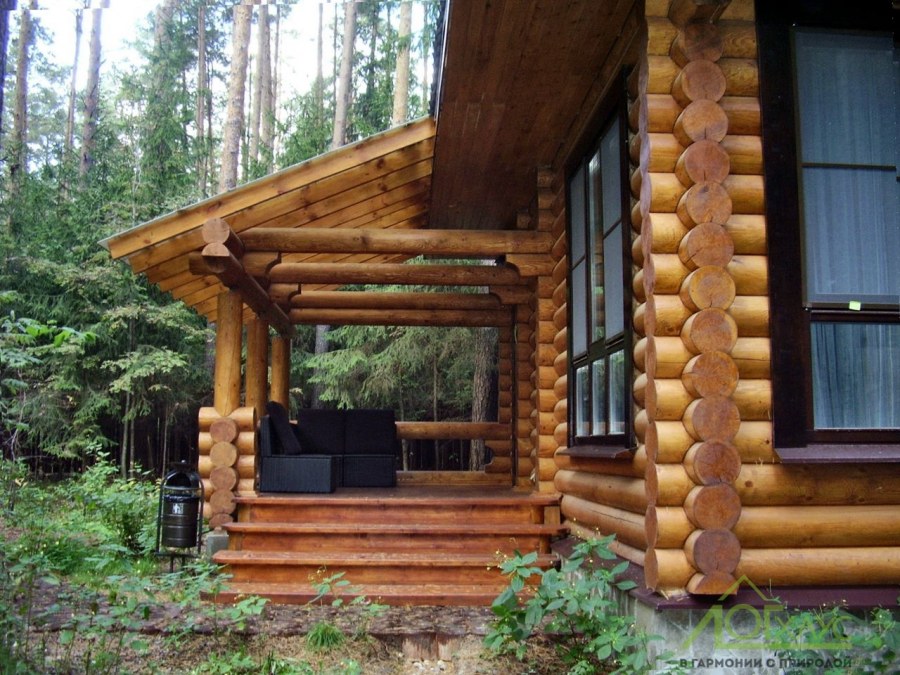 Дом из бревна с верандой