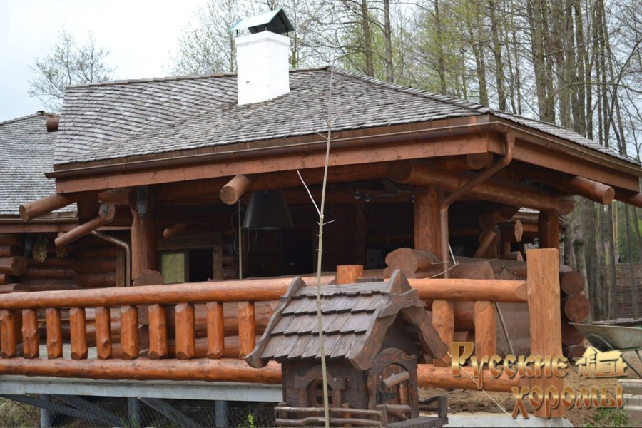 Веранда из бревна большого диаметра