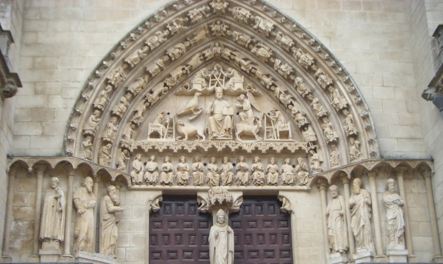 Фасад романского собора