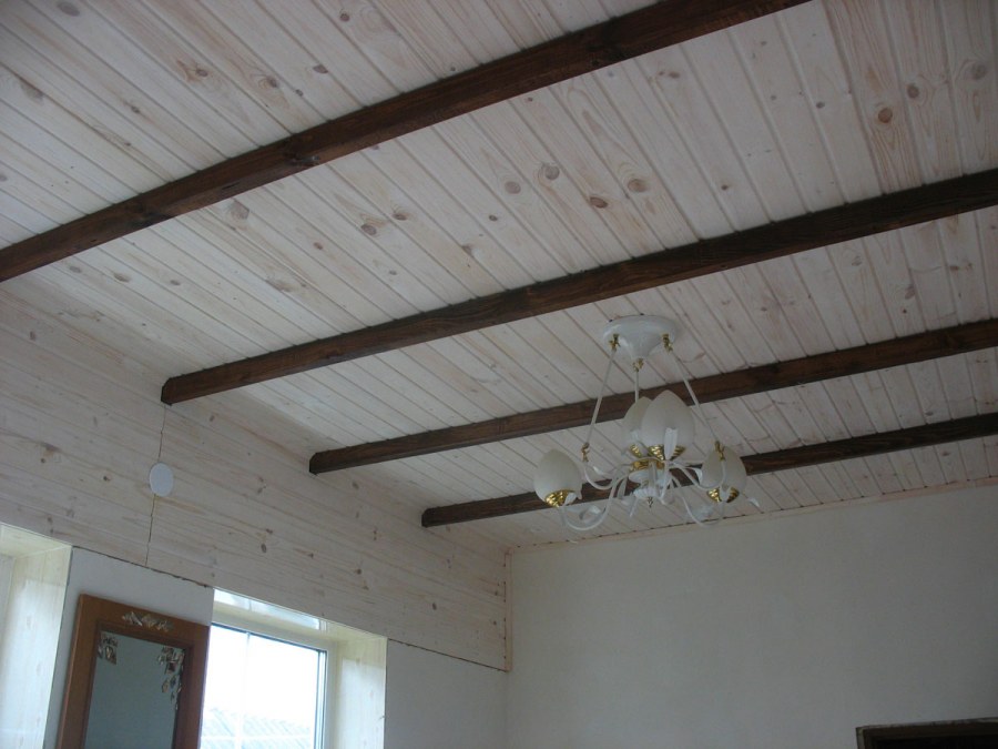 Потолок из вагонки и балок