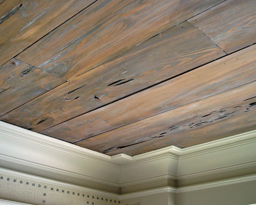 Обшить потолок досками