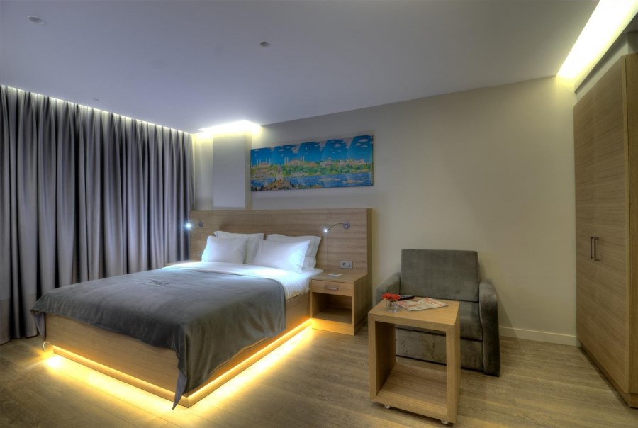 Потолок над кроватью в спальне