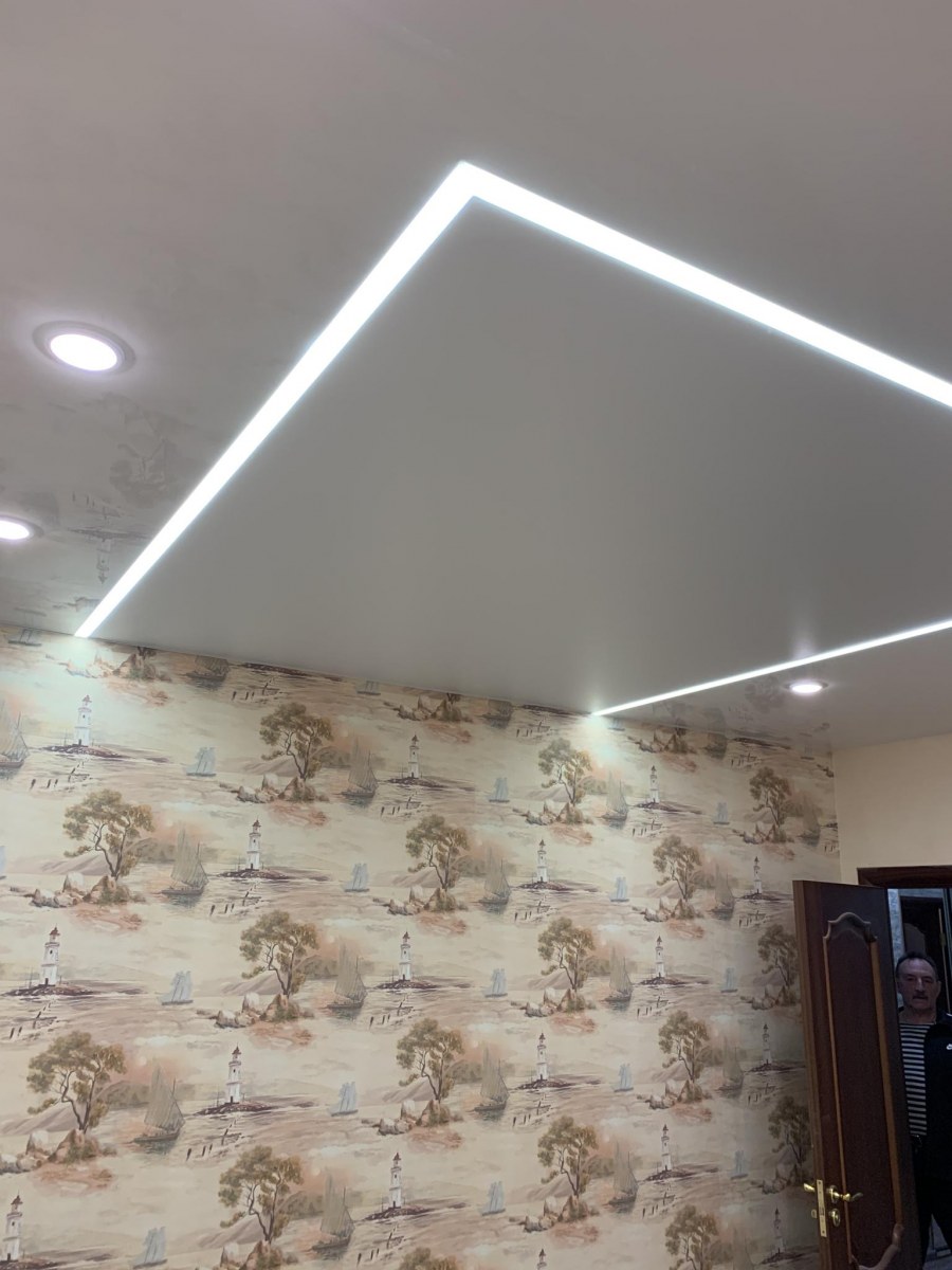 Световые линии на натяжном потолке