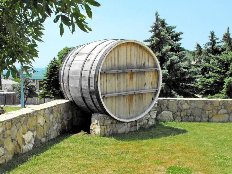 Огромные бочки
