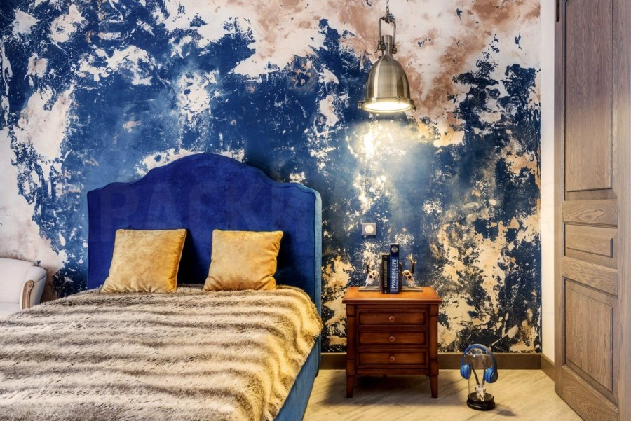 Голубая декоративная штукатурка в спальне