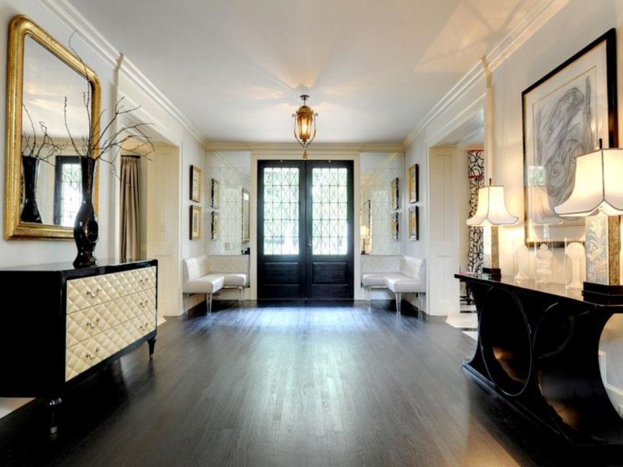 Холл с темным полом