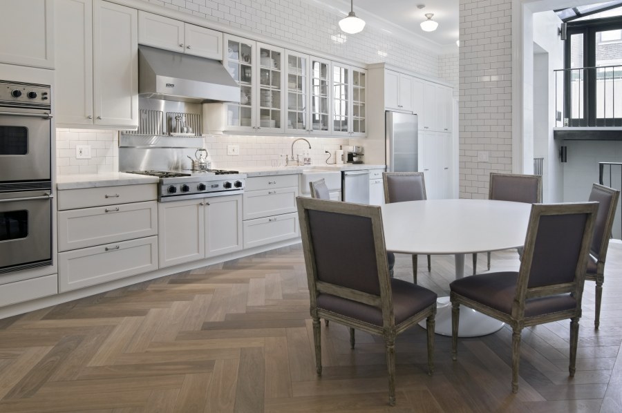 Паркет елочка на кухне