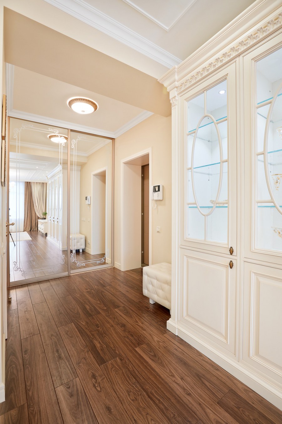 Прихожая в стиле Неоклассика в светлых тонах