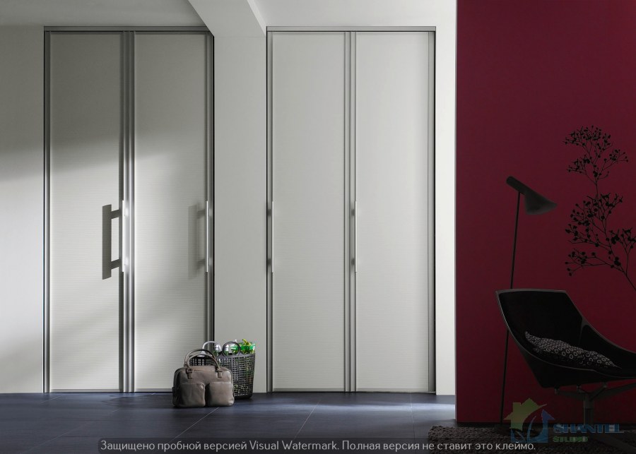 Узкая дверь в гардеробную