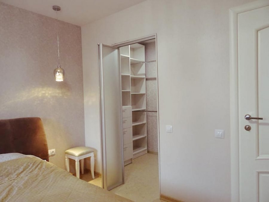 Узкая дверь в гардеробную