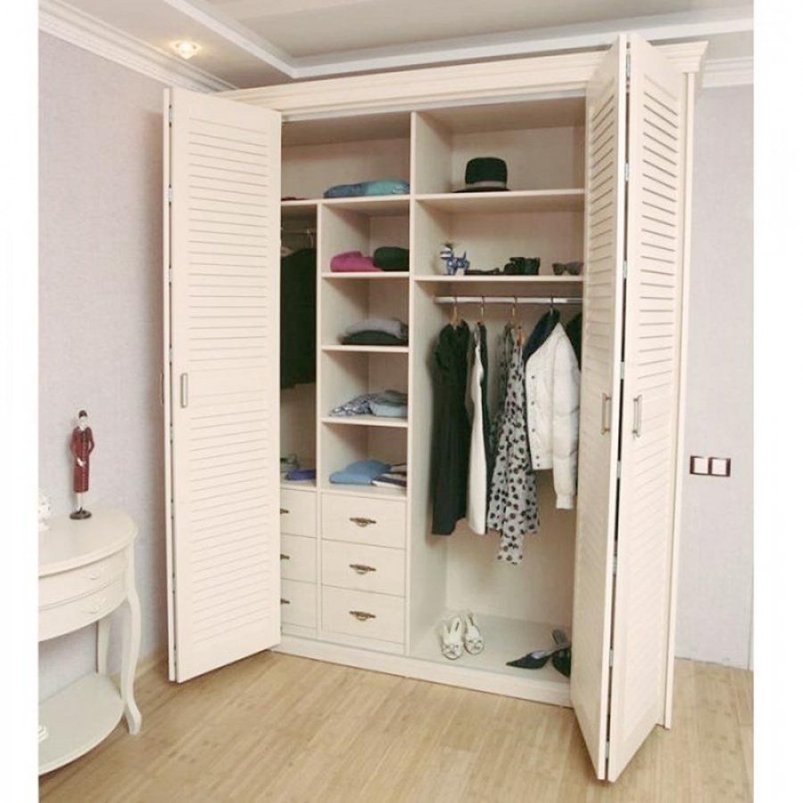 Шкаф с жалюзийными дверцами