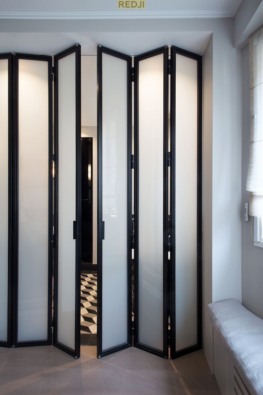 Складная дверь для гардеробной