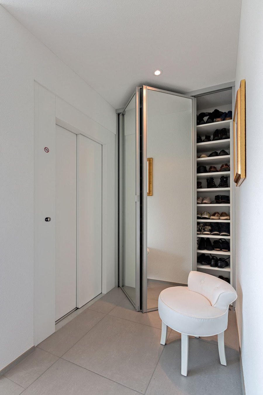 Зеркальная дверь в гардеробную