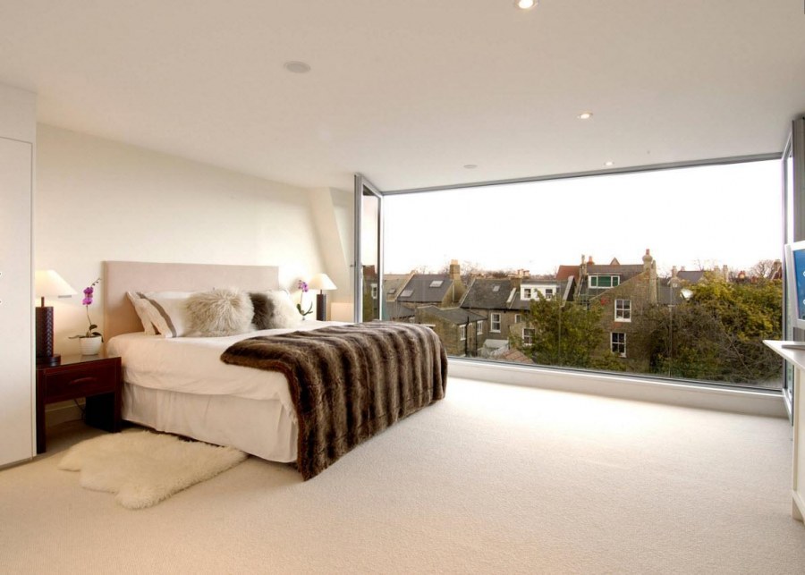 Огромная спальня с большими окнами