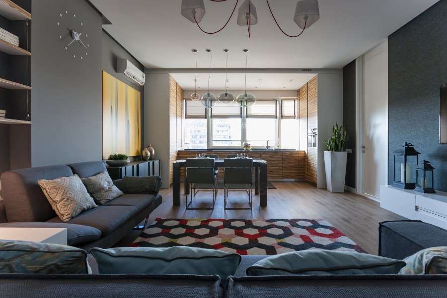 Интерьер просторной комнаты в квартире