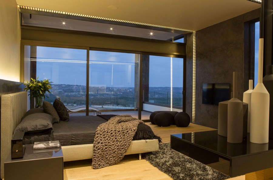 Спальня с окнами в пол