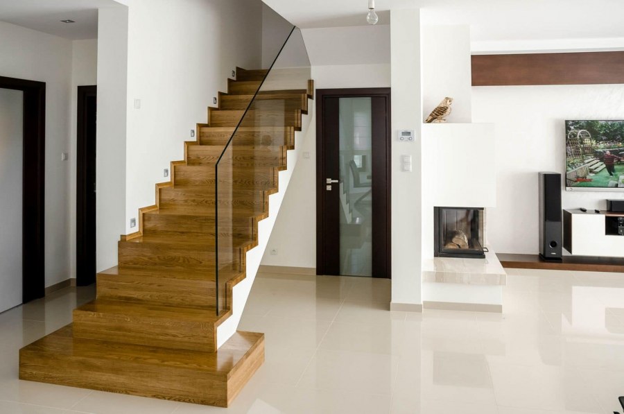 Одномаршевая лестница в частном доме