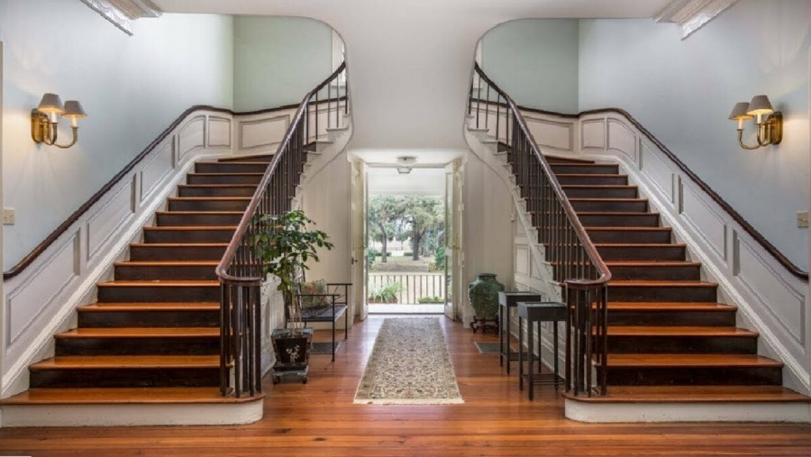 Парадная лестница в дом