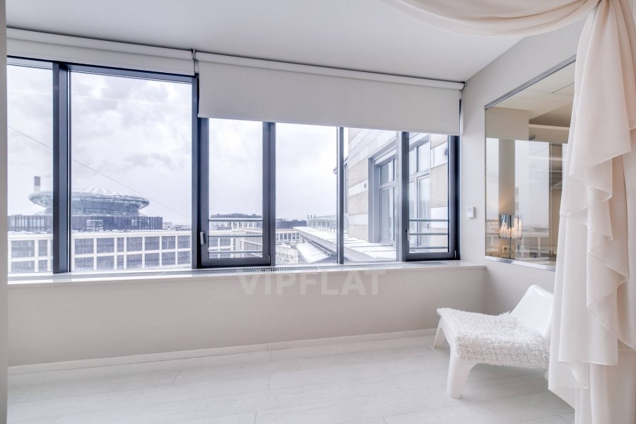 Панорамное окно с подоконником