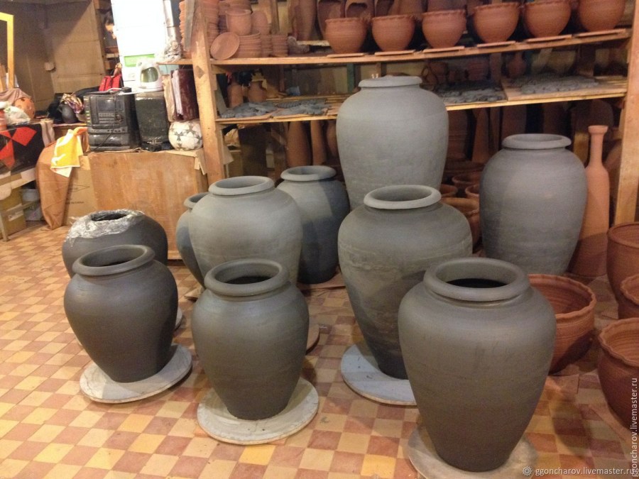 Глиняные вазы в саду