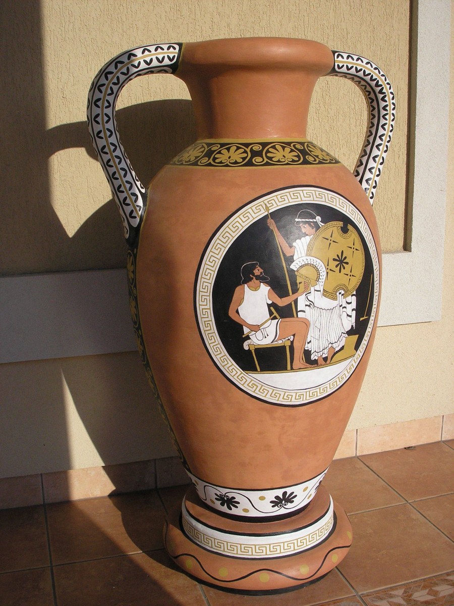 Сосуд глиняный для интерьера сада