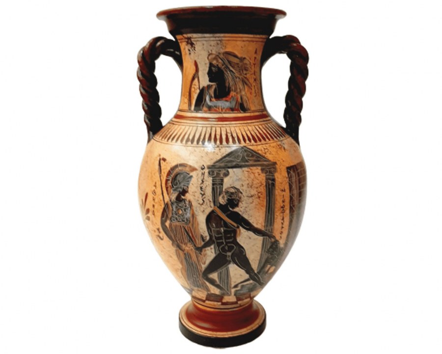 Глиняные горшки для цветов в саду