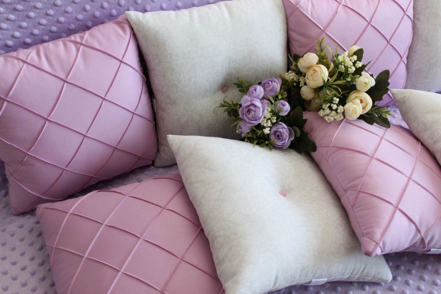 Фиолетовые подушки в интерьере