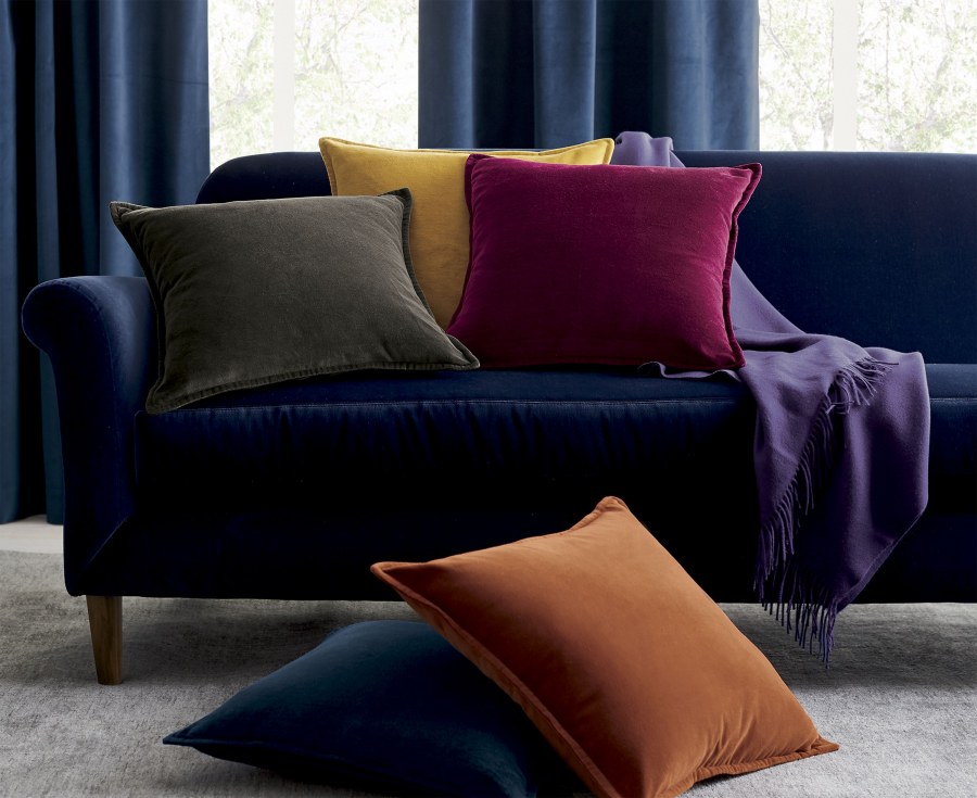 Лиловые подушки на классические диваны