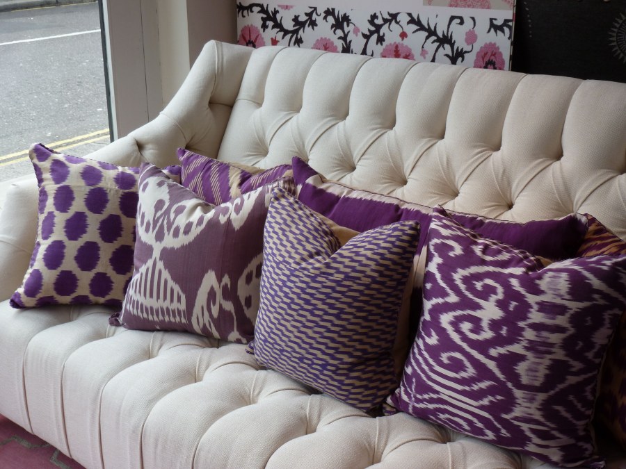 Фиолетовые подушки в интерьере