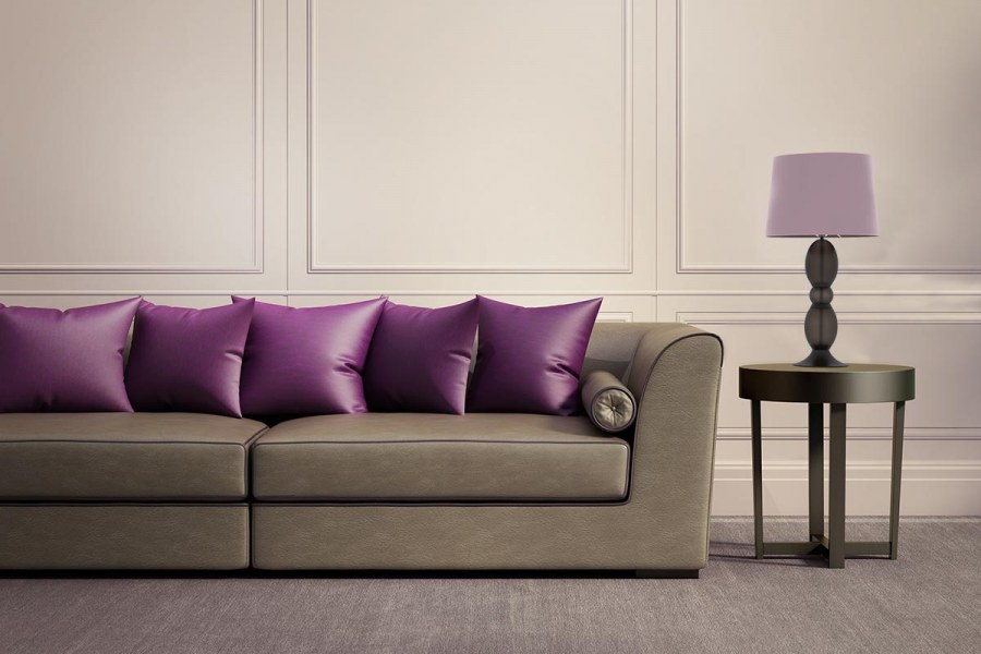 Фиолетовый диван в гостиной