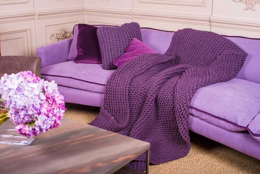 Фиолетовый диван в интерьере